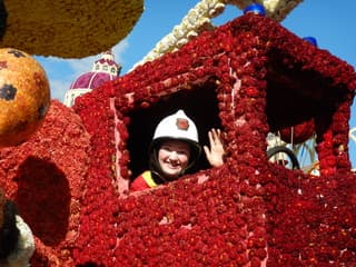 Volop zon tijdens het Bloemencorso, na de optocht op het tentoonstellingsterrein.