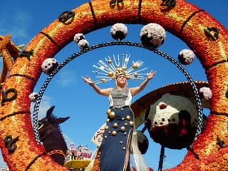 Volop zon tijdens het Bloemencorso, na de optocht op het tentoonstellingsterrein.