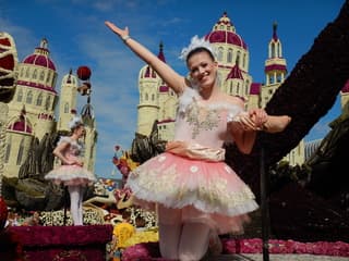 Volop zon tijdens het Bloemencorso, na de optocht op het tentoonstellingsterrein.