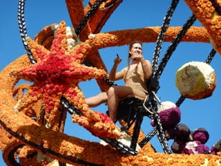 Volop zon tijdens het Bloemencorso, na de optocht op het tentoonstellingsterrein.