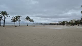 Het strand is verlaten.