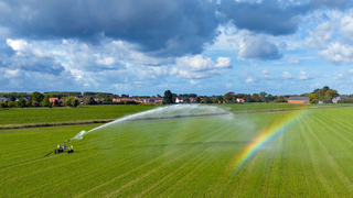 Beregenboog tijdens regenbui