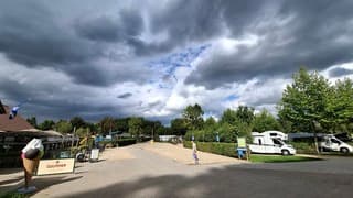 Dreigende wolkenlucht op de camping 