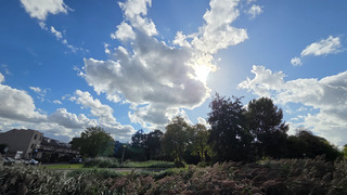 zon en vriendelijke bewolking 