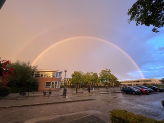 Dubbele regenboog boven Bassisschool ‘t Startblok in Cuijk (NB)