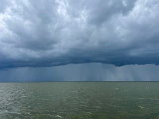 Buienlijn boven IJsselmeer 