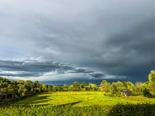 Buien, wolken en zonlicht 