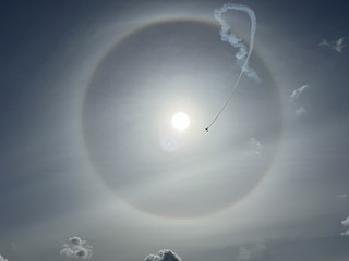 Stuntvliegtuig in Halo op ISA2025