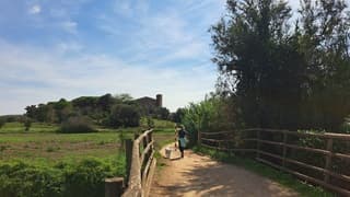 Zon en sluierbewolking in noordoost spanje 