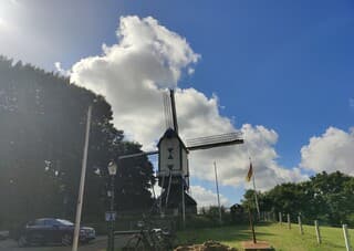 Wolken achter de molen. 