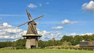 Molen draait rondjes met 2 zeilen/openmonumentendagen