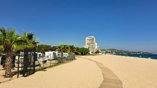 Staalblauwe lucht aan de Costa Brava 