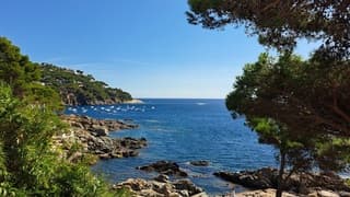 Staalblauwe lucht aan de Costa Brava 