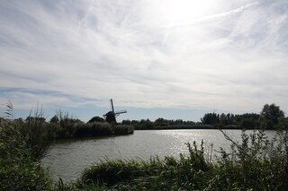 De zon komt al lager en sluierbewolking