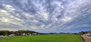Apparte bijzondere lucht in Wijk aan Zee voor de regen 