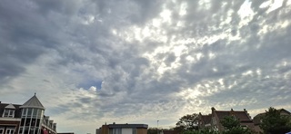 Zon probeerd het wel in Wijk aan Zee maar de bewolking neemt snel toe vanmorgen 