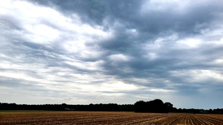 Droog in het oosten van het land,  maar als ik naar het westen kijk dan zie ik de buien al hangen...