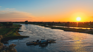 Veerpont Olst - Welsum bij zonsondergang
