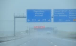 Geen hand voor ogen zien op de duitse snelweg. Het naambordje verklapte  het al.  Regensburg.
