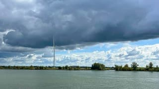 Donkere wolkenlaag boven de Oude Maas 