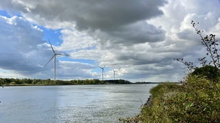 Over de Oude Maas komen donkere wolkenluchten aan 