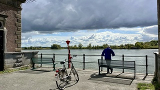op het bruggenhoofd van de oude Barendrechtse Brug is het in de zon genieten van het uitzicht 