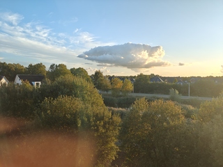 Rustige Zonsondergang met een wolkje aan de lucht