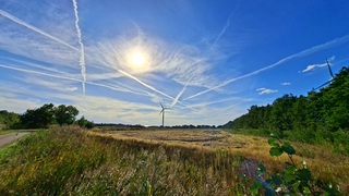veel vliegtuigstrepen in de lucht in Rouveen