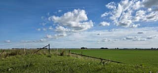 Blauw bewolkte lucht boven de Groninger landerijen 