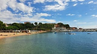 Zon en wolken aan de Costa Brava 