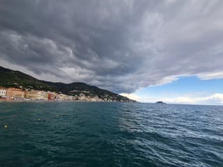 Pittige buien en donkere wolken Alassio Italië 