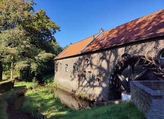 Blauwe lucht boven de Gitstappermolen.