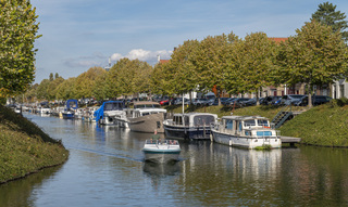 Lichte bewolking en beginnende herfstkleuren