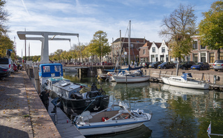 Zonnig met sluierbewolking