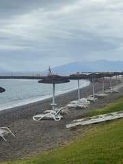 Buien, dus lege strandbedjes 