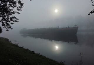 Vrachtschip in de ochtend mist