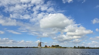 Straatje wolken 