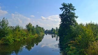 Zonnig weer in Lattrop met wat stapelbewolking (weerspiegeld in het water)