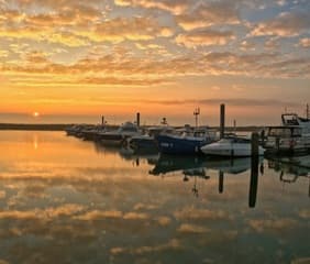 Zonsopkomst in de haven