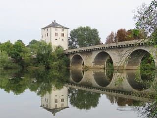 Vrij grijs weer vandaag, brug met reflectie