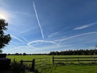Vliegtuigstrepen en cirkels