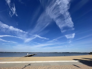 Ronde wolken boven Gooimeer 