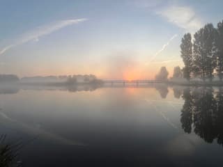 Mooie mistige zonsopgang 