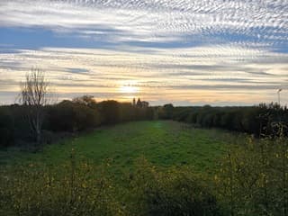 Zonsondergang met bijzondere wolkenlucht 