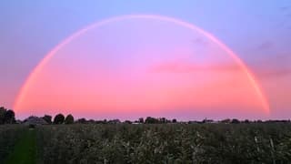 Regenboog met ochtend rood