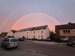 Zonsopkomst met een prachtige regenboog