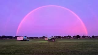 Regenboog tijdens zonsopkomst