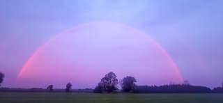Regenboog bij zonsopkomst