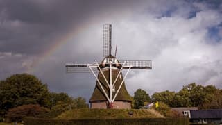 Regenboog boven de molen.