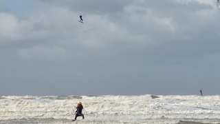 De kiters werden flink omhoog geblazen 
